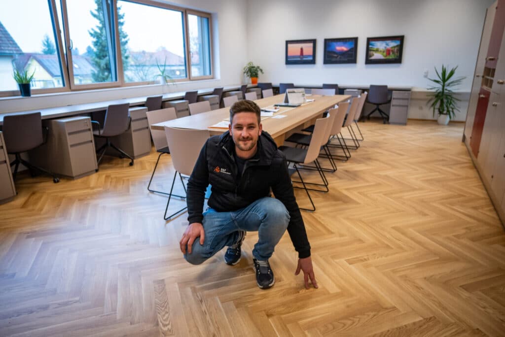 Parkettboden schleifen – aber nur vom Profi – wie D&P Bodenleger Räume aufwertet – Daniel Fuchs im Gespräch Parkettboden schleifen lassen vom Profi: D&P Bodenleger GmbH