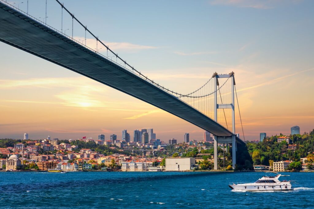 Blick auf die Bosporus-Brücke in Istanbul bei Sonnenuntergang mit Stadtsilhouette